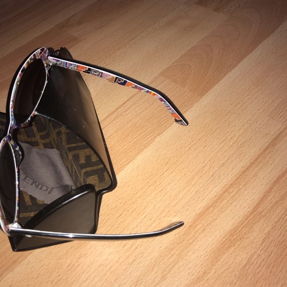 FENDI SUN GLASSES WITH CASE.   (100% Authentic) - Picture 7 of 8